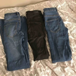  - Första åt vänster: bootcut jeans feån dr denim, nypris 599kr  jag säljer för 350 Svarta jeans feån Gina, nypris 399kr jag säljer för 100 Jeans från Gina nypris: 399 jag säljer för 140 Alla xs