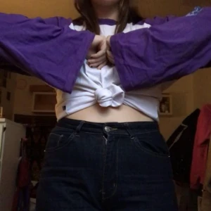  - Säljer denna alldeles nya long sleeve köpt från junkyard. Armarna är vida och det är ett tryck på ena ärmen! 💜