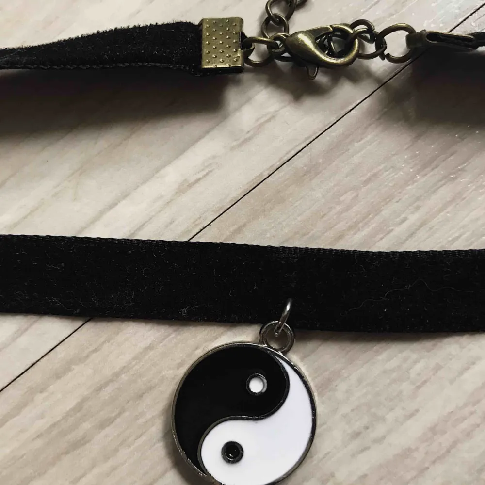 Cool Yin & Yang-choker med sammetsband i fullt skick. Frakt ingår i priset 🌹. Accessoarer.