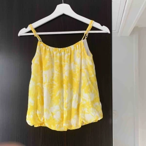  - Gul somrig topp från bikbok. Frakt tillkommer. 