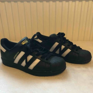  - Använda ett fåtal gånger, är nästan som nya! Coola skor att ha till vardags och väldigt sköna! köparen står för frakt 😄💕