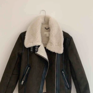  - HÄMTAS TROLLHÄTTAN (fraktas ej) Jacka H&M, använd en gång. Storlek 36. Nypris 800:-