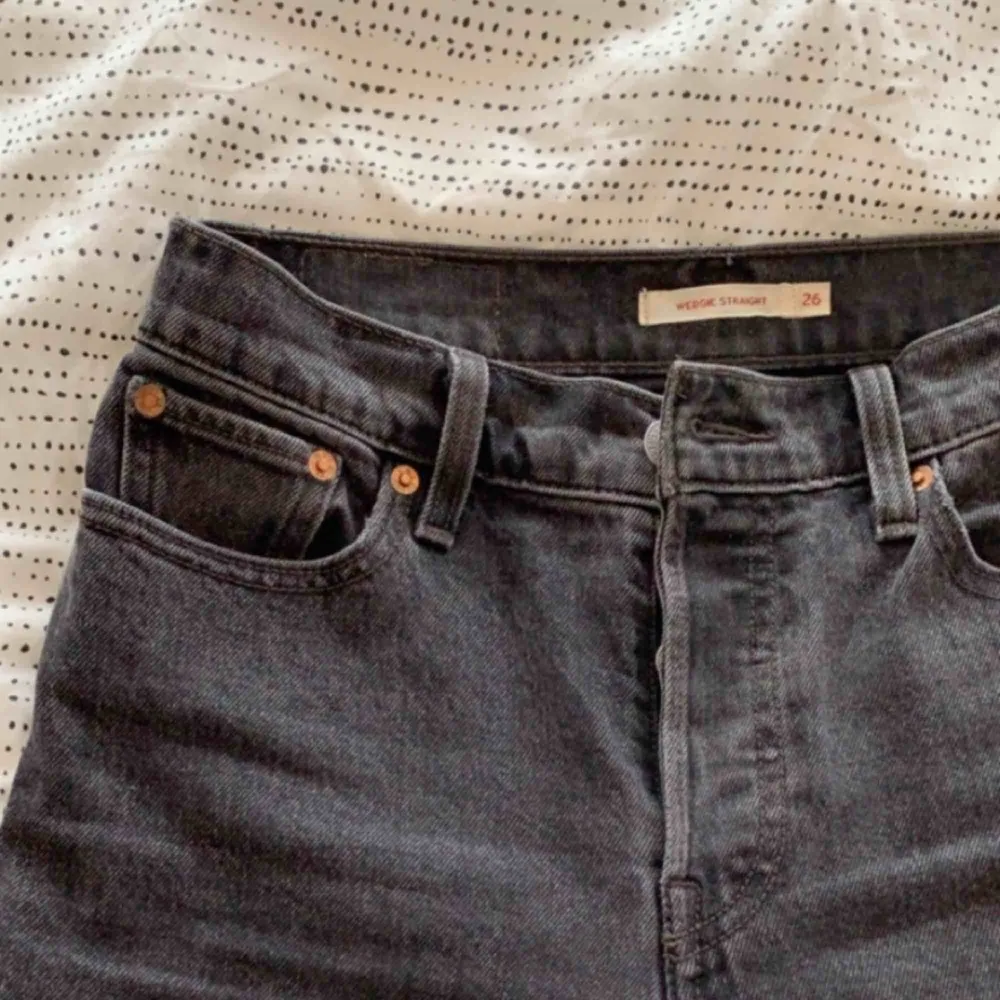 HÄMTAS TROLLHÄTTAN (fraktas ej) Jeans från Levis. Använda ett fåtal gånger, därav i mycket bra skick. Som nya. Passar en storlek XS eller S. Och liten M.. Jeans & Byxor.