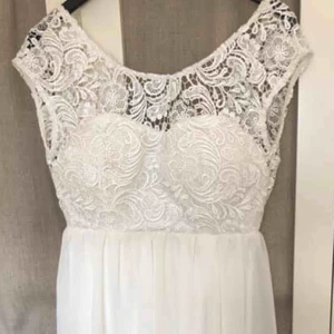  - Klänning från ”oneness” Strl 34/XS. Ganska djupt v-ringad i ryggen och lite längre baktill.