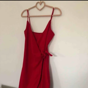  - Röd omlottklänning i storlek S, aldrig använd  Möts upp i Stockholm eller så betalar köparen frakten 😁