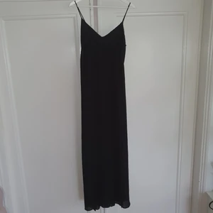  - Balklänning från Zara. Svart med spetsdetaljer vid bröstet. Slits vis benet. Betalning via swisha frakt 18 kr