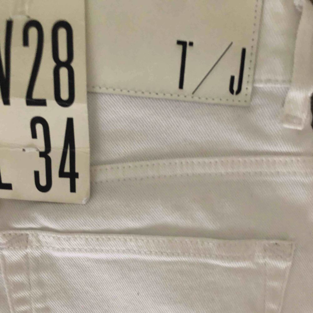 Nya vita utsvängda jeans från Tiger of Sweden. Aldrig använda pga felköp av storlek. 28/34 (alltså ca S/M i midjan) och passar därför utmärkt för långa, 175-180 cm. ORDPRIS 999kr, säljer för 400 + frakt 60kr (eller mötas upp i Uppsala) 💫💫. Jeans & Byxor.