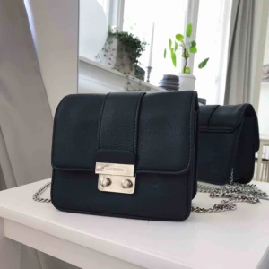  - Liten handväska från DonDonna med silverkedja säljes, litet fack innuti med dragkedja. 