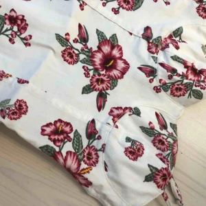  - jätteskön & snygg klänning med blommönster