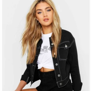  - Säljer denna jack/skjortan ifrån boohoo med prislappen kvar. Köpt för 380kr!!! Det står storlek 38 men skulle säga att den är mindre än det så kanske XS/S🌸 Frakt tillkommer!!!