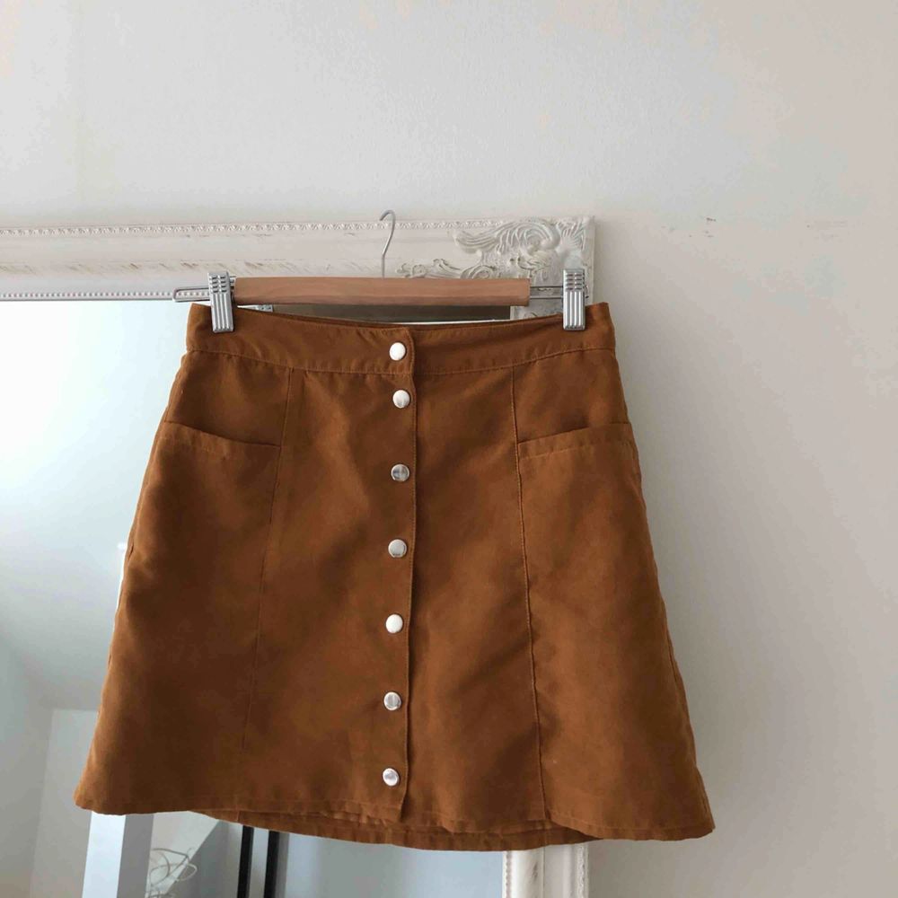 Säljer denna mocka kjol från hm | Plick Second Hand