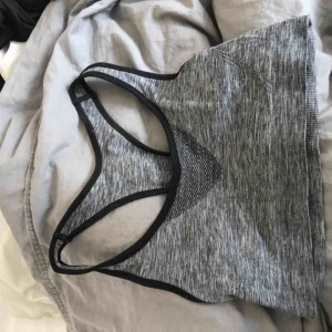  - Sport-bh från hm. Använd ett fåtal gånger, säljer pga att den har blivit för liten