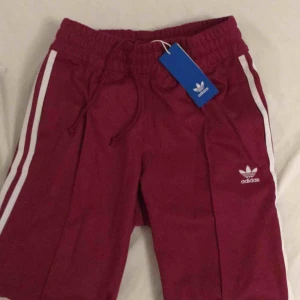  - Ett par bootcut byxor ifrån adidas i storlek 34. Oanvända & lapp finns på. Dem är beställda från England och tyvärr passade dom inte & det gick inte att byta tillbaks. Säljer för 550kr, men pris kan diskuteras! Jag står för frakten. 