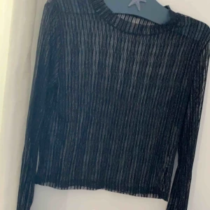  - Glittrig mers top från bikbok