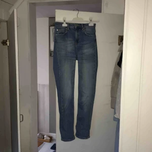  - Lite minifläckar på vissa ställen som troligtvis går bort med tex vanlish. Annars fint skick 