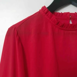  - Blus mer volang och trumpetärm. Aldrig använd