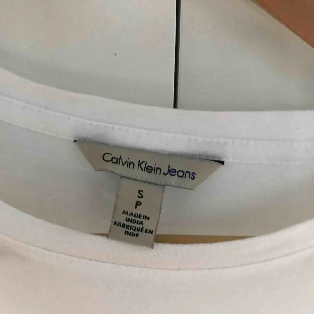 Assnygg äkta Calvin Klein t-shirt!!! Älskar bilden på och skitsnyggt med loggan i bilden men behöver plats för nya kläder! 500kr nypris, 150kr mitt pris! Möts upp i Sthlm och postar. T-shirts.