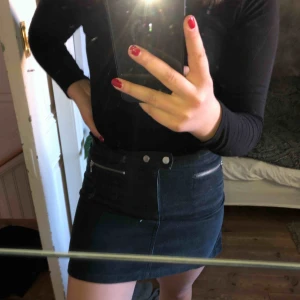  - SÅ FIN Manchester-kjol från Abercrombie & Fitch, köpt i New York. För liten för mig :( Fraktkostnad tillkommer.