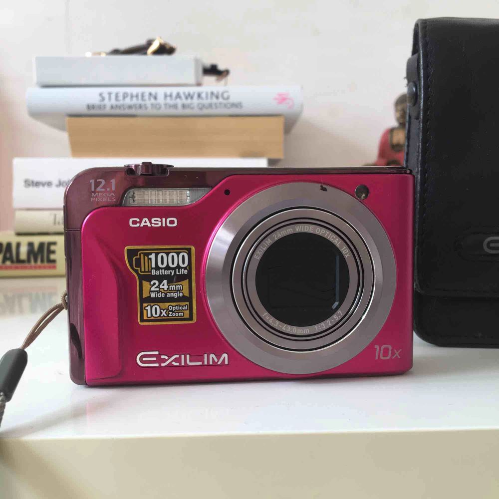 Casio EXILIM Hi-Zoom EX-H10. En enastående kamera med 24mm vidvinkel och 10x zoom. Kamera, fodral, batteri, laddare, 8GB minne inkluderat i priset. nypris 2500:-. Frakten står köparen för💗. Accessoarer.