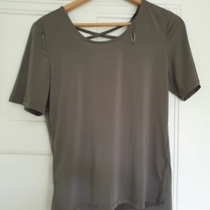  - Metallic t shirt. Kan inte beskriva materialet annat än att det är lite metallic känsla på det.