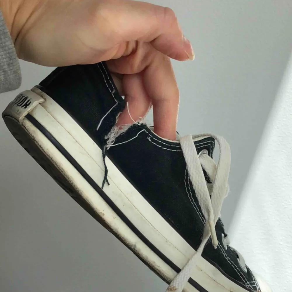 Svarta converse storlek 36. Ganska fräscha förutom att tyget gått sönder lite men det går att laga. . Skor.