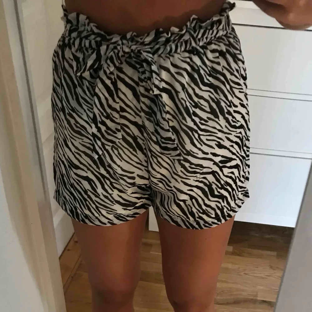 Ett bar härliga shorts i zebra mönster, helt nya! . Shorts.