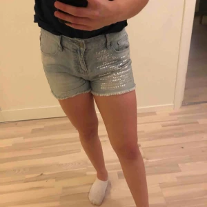  - Inga fläckar. Betala frakt själv. Inga fel på shortsen