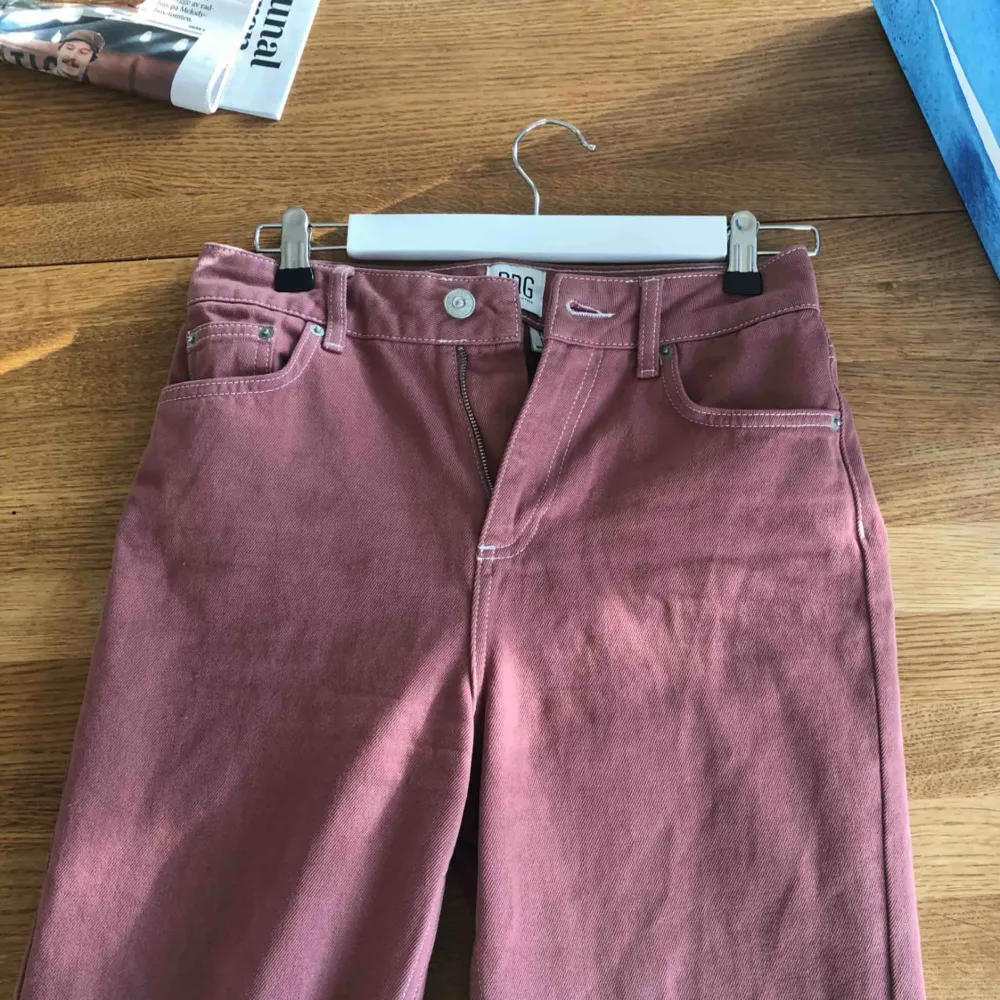 Min jeans från Urban outfitters. I jätte bra skick och säljs pågrund av förlusten storlek.  Stl W27 L32 Möts gärna upp men kan självklart skickas också. :) (oanvända). Jeans & Byxor.
