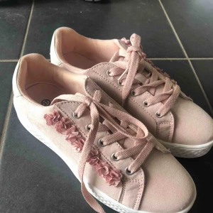  - Skor från GLO. Storlek 37, aldrig använda 