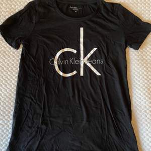 Calvin Klein t-shirt i storlek S. Knappt använd! Köparen står för frakten :)