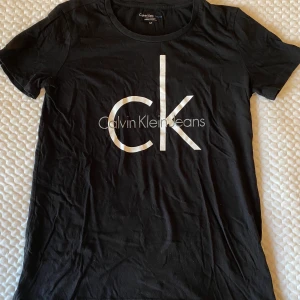 Calvin Klein t-shirt - Calvin Klein t-shirt i storlek S. Knappt använd! Köparen står för frakten :)