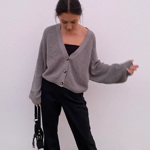 Stickad kofta - Stickad kofta som är jättefin. Är bra skick och använt fåtal gånger. Frakt tillkommer!