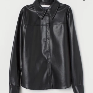 ”Läder” jacka från Hm - Säljer denna snygga skjorta/jacka i läderimitation dom är slutsåld på Hm🖤  Den är i superbra skick och har inga defekter. Storlek 34 men passar även 36 perfekt:) 200kr eller högstbjudande:)