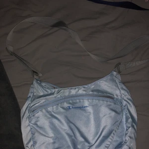 Champion väska - Säljer denna sjukt coola och unika championväska. Denna är svår att hitta då den e väldigt vintage och retro❤️