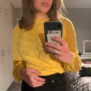 Super fin gul stickad tröja från vero moda 🍋 Säljer för 75 kr + frakt 📦 