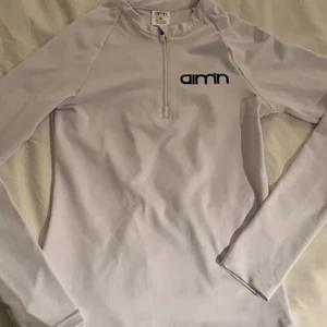 Vit/svart Aimn långärmad träningströja - Vit/svart Aimn långärmad träningströja, superskönt material, endast testad, nyskick, storlek XS, 150kr