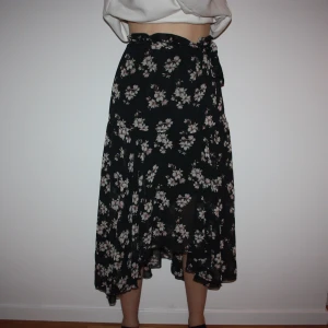 Blommig kjol BIKBOK small - Blommig kjol från BIKBOK. Storlek small. Helt ny! Band som man knyter i midjan. Underkjol. 