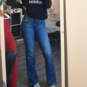Bootcut Jeans - Jeans med bootcut, från HM, regularwaist,cdragkedjan är lite sönder så viktigt att vara försiktig när man drar upp och ner den