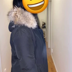 Woolrich Dam  - Säljer min woolrich som inte blivit till användning alls sen förra vintern 2020 februari, jag är djur samt rökfri , inga skador , hål mm✨ som ny! 