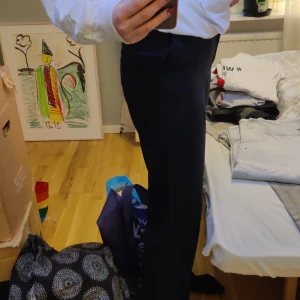 Lindex byxor  - Detta är ett par Lindex byxor som är pösiga och väldigt bekväma. Detta är stl 36 i dam storlek 