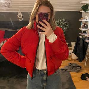 Säljer min röda jacka från H&M. Använd väldigt sällan och säljer då jag inte använder den längre. Jackan har ingen luva heller. Väldigt skön och kort i modellen som ni ser på bilderna!