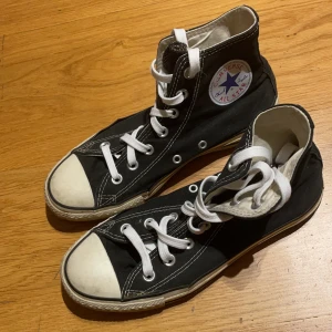 svarta converse i jättebra skick strl 37,5 - Fina svarta trendiga converse i jättebra skick med helt nya skosnören. Startpris 150kr om flera är intresserade buda i kommentarerna (med minst 10kr)! Strl 37,5 frakt tillkommer : nuvarande bud 280kr + frakt, BUDGIVNING AVSLUTAS FREDAG 22/1