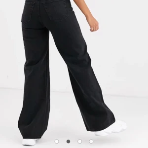 Jättesnygga jeans ifrån asos/weekday - Säljer dessa jättesnygga jeans ifrån weekday i modellen Ace Wide Leg! Använda fåtal gånger men i jättebra skick!! Nypris 500kr och säljer för 170kr+frakt!🥰 SKICKAR IMORGON VID SNABB AFFÄR!!
