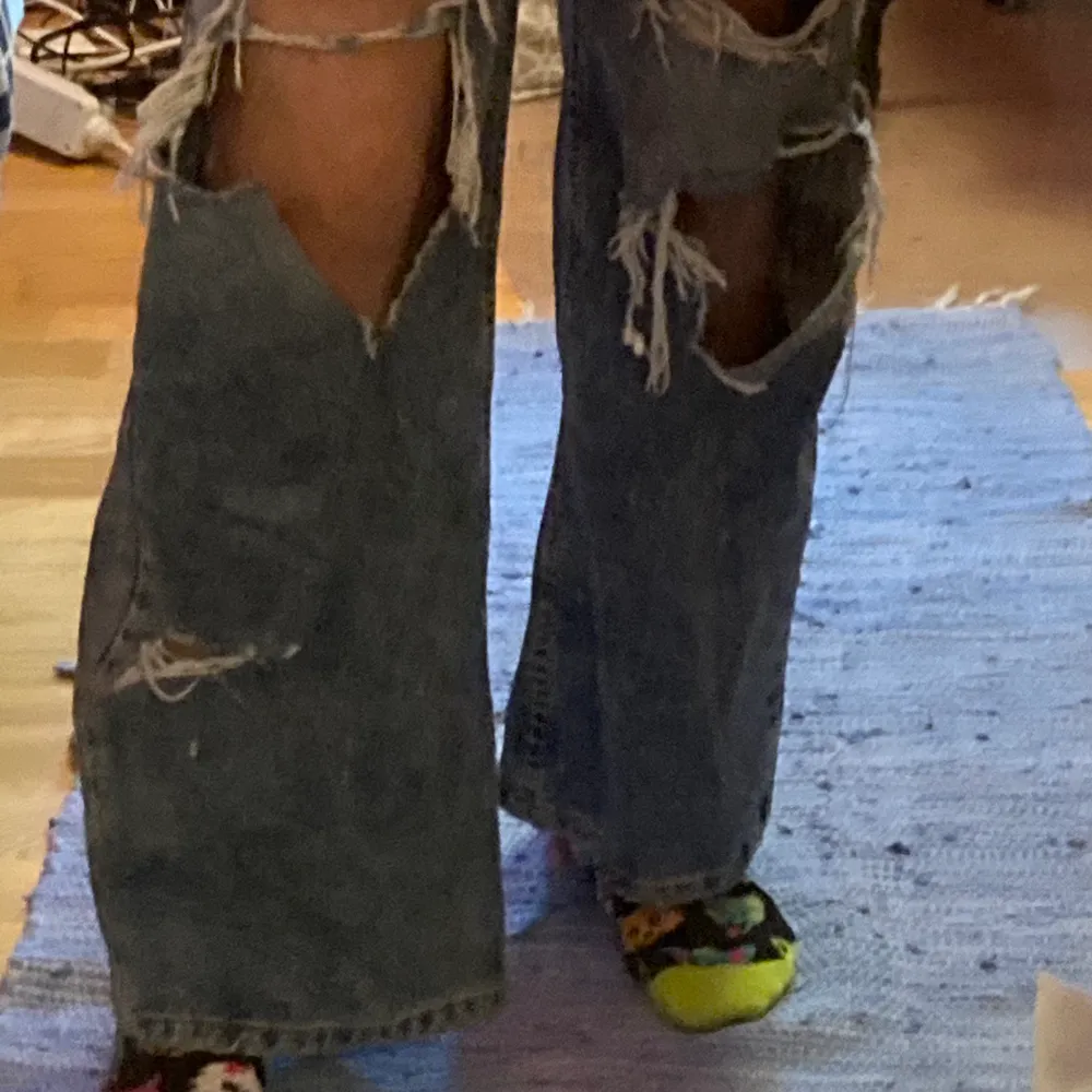 Super fina jeans, men de har blivit lite för tajta runt midjan. Som referens är jag vanligtvis XS/S. Använda ett par ggr vilket är varför hålen är en aning större än vad de är nyköpta. . Jeans & Byxor.