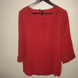  - Röd blus från Mango, aldrig använd!


Kan skickas emot fraktkostnad eller mötas runt om Stockholm! Priserna på alla mina saker kan diskuteras då jag vill bli av med allt! 