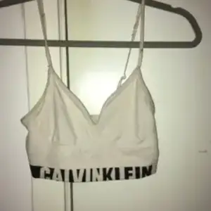 Säljer denna pgd av förliten. Märke Calvin Klein passar dom som är S och m