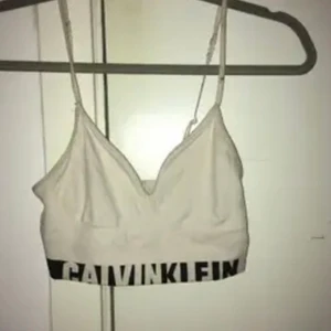 Calvin Klein bh - Säljer denna pgd av förliten. Märke Calvin Klein passar dom som är S och m