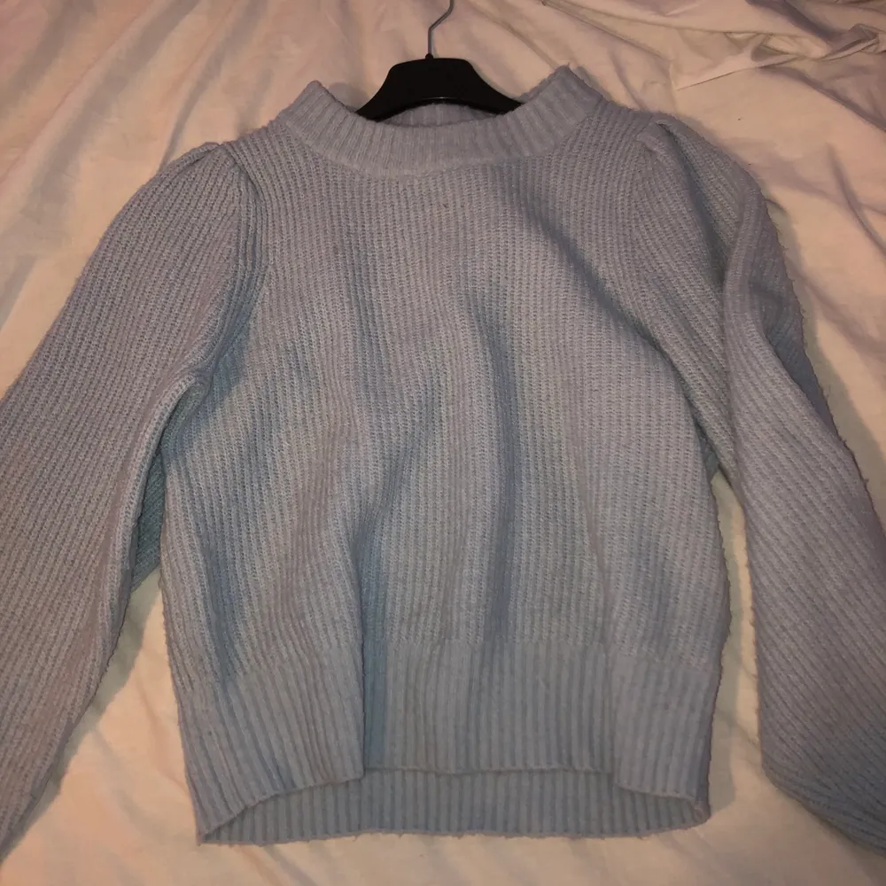 Säljer min ljusblåa stickade tröja från Monki då den ej kommer till användning längre. Den är i storlek S men kan även användas som M. Tröjan sticks inte och är varm så den passar perfekt till nu till vintern. . Toppar.