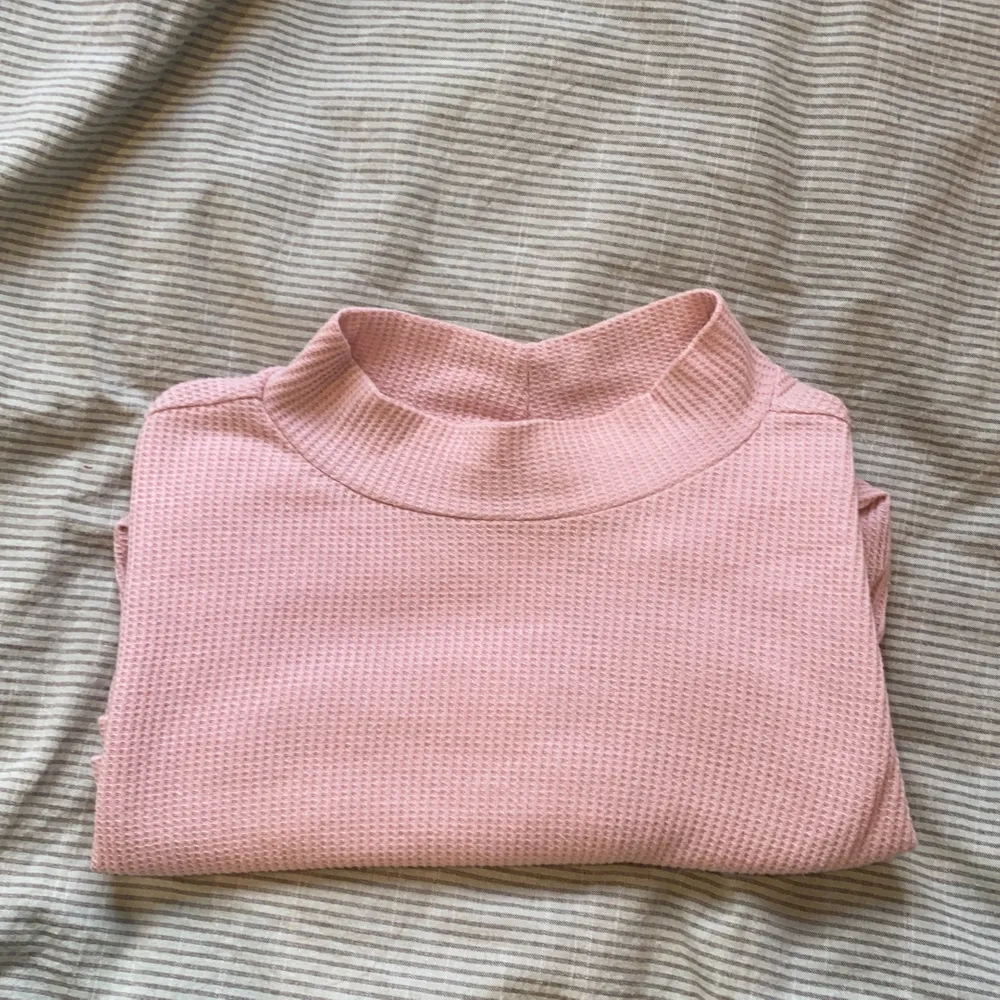 En rosa tshirt från Gina tricot. Lite högre hals och relativt stor (är i storlek XL men kan stylas snyggt till alla storlekar). . T-shirts.