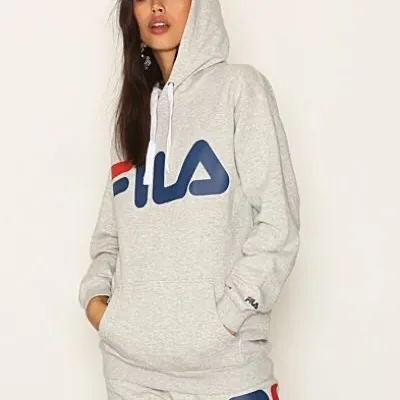 Fila hoodie som knappt är använd, den är unisex och passar de flesta storlekar . Hoodies.
